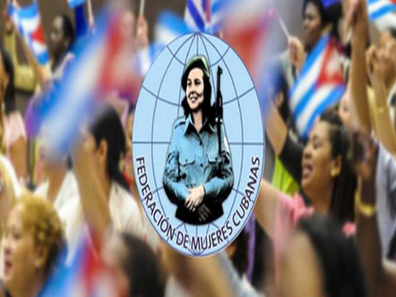 Mujer cubana guerrera y flor para admirar