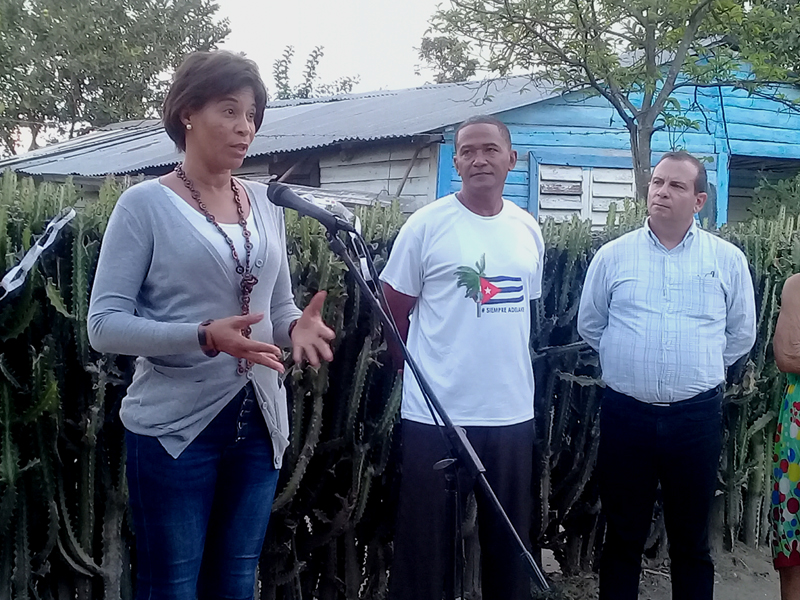 Yaney León mujer palmera dialoga poblacion Dos ríos 