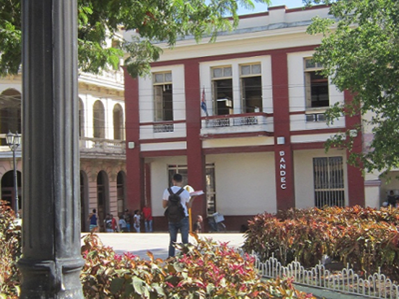 Se propone avanzar en la bancarización Unidad Empresarial de Base  de recuperación de materias primas de Palma Soriano
