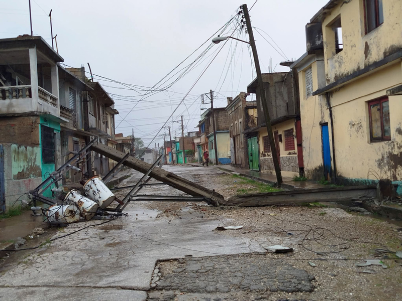 Trabajadores del sector eléctrico en Palma Soriano volcados en el proceso de celaje de líneas y circuitos
