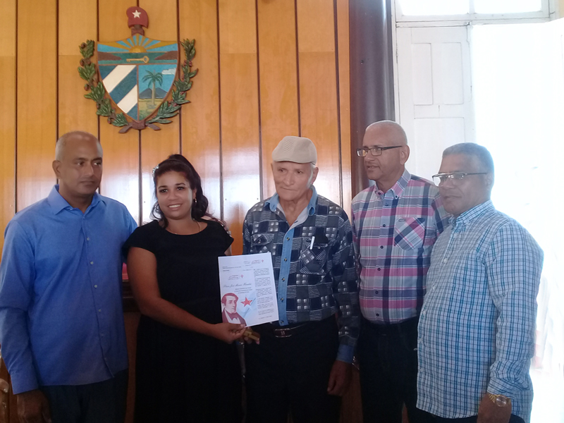 Entregan en Palma Soriano a dos de sus consagrados artistas la placa José María Heredia y Heredia